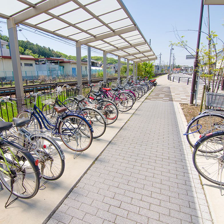 Un local à vélo éclairé